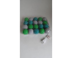 kerstversiering, kerstverlichting, lichtslinger, feestverlichting, party lights, sfeerverlichting, kleur groen blauw grijs 20 ballen doorsnede 6cm lengte snoer 320 cm waarvan 150 cm kale snoer.