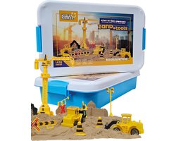 KidzKraze® Bouwwereld Speelzand – 1,6 kg bruin kleefzand voor binnen – Met Vormpjes en Speelgoed – Inclusief speel en opbergkoffer – Sensorisch – Speelgoed – zand bak starter set voor kinderen - Het grote speelgoedboek 2025