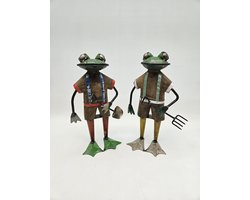 Kikkers met hark en schep van gerecyclede olievaten