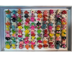 Kinder ringen verstelbaar verschillende kleuren figuren-poppetjes 100 stuks - voor feestjes en partijen - display