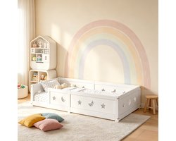 Kinderbed 90x200 cm, vloerbed voor kinderen met veiligheidshek, eenpersoonsbed van grenenhout met sterren en maan patroon, wit kinderbed zonder matras