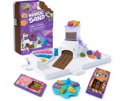 Kinetic Sand - Lekkernijenset met 453 gram kneedbaar speelzand opbergdoos in de vorm van chocoladereep en 8 gereedschappen en vormen speelvoedselthema en sensorisch knutselspeelgoed