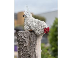 Kip wit op rand met metalen staart 24 cm hoog - polyester - polyresin - polystone - hoogkwalitatieve kunststof - decoratiefiguur - interieur - accessoire - voor binnen - voor buiten - cadeau - geschenk - Kerst - Nieuwjaar - tuinfiguur - tuinbeeld