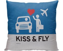 Kiss and Fly - Sierkussen - 40 x 40 cm - Op het vliegveld - Reizen / Vakantie - Reisliefhebbers - Reizigers - Voor op de bank/bed