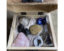 Kistje Liefde + 10 Edelstenen - Giftbox - (Mini) Altaar - Zwarte Toermalijn - Lapis Lazuli - Jaspis Oceaan - Unakiet - Rozenkwarts Boeddha - Amethist spray - Agaat Geode Hanger - Cadeau - Liefde - Vriendschap - Energie - Positiviteit