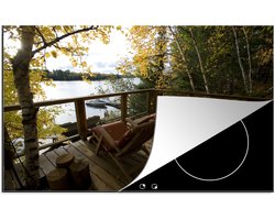 KitchenYeah® Inductie beschermer 76x51.5 cm - Twee ligbedden op het dek van een cottage - Kookplaataccessoires - Afdekplaat voor kookplaat - Inductiebeschermer - Inductiemat - Inductieplaat mat