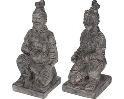 Knielende soldaat sculptuur grijs, 52,5 cm, gegoten steen