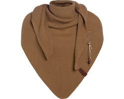Knit Factory Coco Gebreide Omslagdoek - Driehoek Sjaal Dames - Dames sjaal - Wintersjaal - Stola - Wollen sjaal - Bruine sjaal - New Camel - 190x85 cm - Inclusief sierspeld