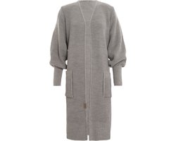 Knit Factory Patty Lang Gebreid Vest Iced Clay - Gebreide dames cardigan - Lang vest tot over de knie - Lichtgrijs damesvest - Pofmouw - 30% wol en 70% acryl - 40/42
