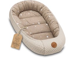 Knus Baby Nestje Pasgeborene – zacht draagbaar en comfortabel Nest voor Ledikant Kinderbed Wieg Babykamer en Onderweg – behaaglijk voor Jongen & Meisje 90x50 cm Beige met Witte Sterren