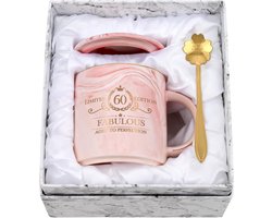 Koffiemok 60 Jaar - Verjaardagscadeau Mok - Warme Dranken - Inclusief Lepel Deksel - 350ml Capaciteit - Roze Marmer