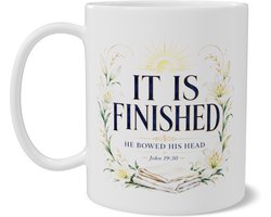 Koffiemok met bijbeltekst It is Finished John 19:30 - Christelijke mok met aquarel gevouwen linnen doek witte lelies en zonsopkomst - Religieus Paascadeau ter overdenking - Mok voor thee en koffie print aan beide kanten