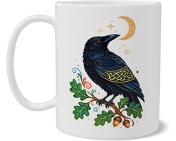 Koffiemok met Elegant Keltische Raaf en Halve Maan Dubbelzijdig Bedrukte Mok Raaf in Profiel op Eikentak Folk-Art Illustratie Mystiek Cadeau voor Vogelvrienden