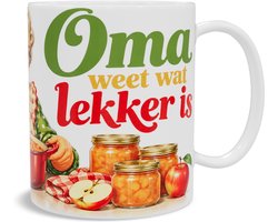 Koffiemok met vintage illustratie van een kokende oma met appelmoes en verse appels, nostalgische retro stijl met tekst 'Oma weet wat lekker is'. Het perfecte persoonlijke cadeau voor een grootmoeder.