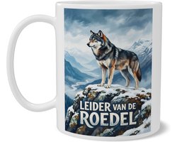 Koffiemok met wilde wolf op rots - Mok met tekst Leider van de roedel - Uniek cadeau voor manager, vader of dierenvriend - Stoere aquarel illustratie theemok met berglandschap voor kantoor en thuis