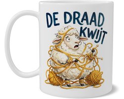Koffiemok schaap verstrikt in bol wol breien - De draad kwijt quote - Grappig cadeau voor creatieve hobbyist breister haken - Sfeervolle illustratie voor op bureau of hobbytafel tijdens pauze