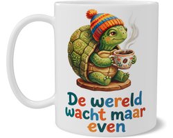 Koffiemok schattige schildpad met muts en koffie grappige quote De wereld wacht maar even humoristische dieren mok voor theeleuten wandelaars en relaxte mensen cadeau voor ontspanning op de bank of kantoor met opdruk
