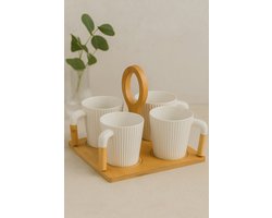 Koffiemok Set met Houten Houder – 4 Stuks Keramische Mokken – Modern Geribbeld Design – Inclusief Bamboe Plateau
