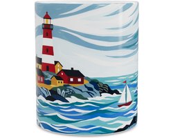 Koffiemok Vuurtoren aan Zee - Scandinavische Folk Art Mok met Kustlandschap, Zeilboten en Huisjes - Maritiem Cadeau - Bekers Thuiswerkplek