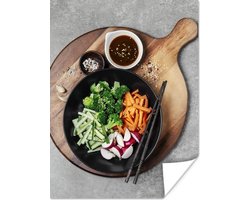 Kom groenten met kruiden en hartige saus op een houten snijplank poster 120x160 cm - Foto print op Poster (wanddecoratie woonkamer / slaapkamer) XXL / Groot formaat!