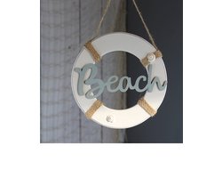 Kom in de sfeer van zon, zee en strand met deze gezellige handgemaakte houten Beach hanger. In de vorm van een reddingsboei met bijpassende stukjes touw om de rand heen afgewerkt. Voor uzelf of Bestel Een Kado