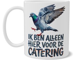 Komische mok met De Duif Korte Tussenstop - Grappige illustratie stadsduif met quote IK BEN ALLEEN HIER VOOR DE CATERING - Hilarisch cadeau voor feestjes of kantoor - Opvallende koffiemok voor een collega met humor