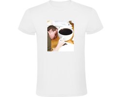 Kop koffie Heren T-shirt - groot - bureau - slapen - werken - vermoeid - kantoor - dronken - mok - stress - humor - grappig