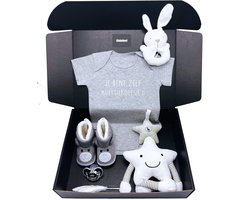 Kraamcadeau jongen, grijze romper, babypantoffels, rammelaar pluche, zachte muziekmobiel en speen - kan ook rechtstreeks als cadeau worden verstuurd - kraamkado