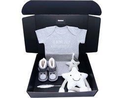 Kraamcadeau jongen met grijze romper, babypantoffels en muziekmobiel knuffel, kan ook rechtstreeks als cadeau worden verstuurd, cadeau geboorte jonngen