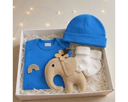 Kraamcadeau Jongen origineel – Luxe Baby Giftset in Brievenbusdoos – Rompertje, Babymutsje, Sokjes & Knuffel/Tutpop Olifant – Perfect Babyshower & Gender Reveal Cadeau