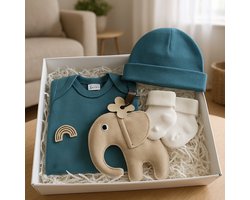 Kraamcadeau Jongen origineel – Luxe Baby Giftset in Brievenbusdoos – Rompertje, Babymutsje, Sokjes & Knuffel/Tutpop Olifant – Perfect Babyshower & Gender Reveal Cadeau