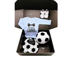 Kraamcadeau jongen, voetbal, romper, slabbetje en baby schoentjes - kan ook rechtstreeks als cadeau worden verstuurd