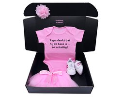 Kraamcadeau - kraamcadeau meisje -roze romper - babyschoentjes - baby petticoat en baby hoofdband - papa denkt dat hij de baas is, geboortecadeau meisje, cadeau geboorte meisje