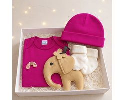 Kraamcadeau meisje Fuchia origineel – Luxe Baby Giftset in Brievenbusdoos – Rompertje, Babymutsje, Sokjes & Knuffel/Tutpop Olifant – Perfect Babyshower & Gender Reveal Cadeau