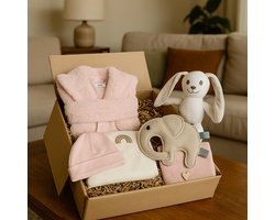 Kraamcadeau Meisje Luxe– Babyshower & Gender Reveal Cadeau Giftset Roze – Badjas, Tutpop, Konijn Rammelaar, Babymutsje, Spuugdoek & Slab met Koordjes