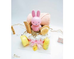 Kraamcadeau voor Meisje 32 stuks - Hawsaz.nl Cadeau - Genderneutraal kraamcadeau - Originele Babycadeau's - 25 luiers newborn - Luiertaart - Babycadeau - Babygeschenkset - Babyshower - Gepersonaliseerde cadeaus - Nijntje - Zwitsal - Babyverzorging