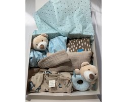Kraampakket baby blauw – kraamcadeau jongen – baby cadeau set – romper – knuffel – rammelaar – kruikzak – hydrofiele doeken – slabbetje – newborn essentials – baby uitzet compleet 7 delig
