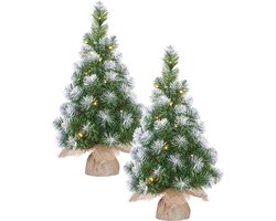 Kunst kerstboom/kunstboom in jute zak met verlichting en sneeuw 60 cm - 2x stuks - Miniboompjes/kerstboompjes