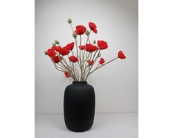 Kunstbloemen met vaas – Luxe klaprozen boeket rood 72 cm – Vase The World ‘Artic’ Ø25 x H35 cm mat zwart – Realistisch zijden bloemen – Woonyard