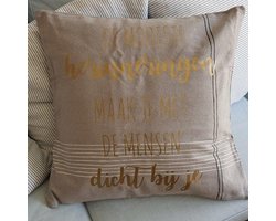 Kussen hoes met tekst bedrukt cadeau iets anders dan tekstbord of tegel | de mooiste herinneringen maak je met de mensen dicht bij je beige opdruk goud | 50x50 cm | vaderdag moederdag verjaardag opa man opa vrouw feestdagen kerst woonkamer luxe zacht