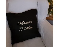 Kussen Kussenhoes met grappige tekst bedrukt mama cadeau plekje voor mama | Mama’s Plekkie zwart met opdruk goud | 50x50 cm | voor de liefste aanstaande geboorte baby zwangerschap aankondiging bekendmaking moeder ouders