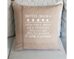 Kussen Kussenhoes met tekst bedrukt cadeau tekstbord plekje | hotel mama | beige met wit | 50x50 cm | moederdag verjaardag oma vrouw woonkamer luxe zacht voor de liefste aanstaande geboorte baby zwangerschap aankondiging bekendmaking moeder ouders