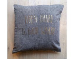 Kussenhoes met tekst goud print | Eigen Haard is Goud waard  | 40x40 cm | kussensloop kussen cadeau man vrouw huis verhuizing housewarming winter woonkamer luxe zacht