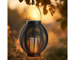 Kynast Garden - Grote Rotan Solar Lantaarn - H=45cm met LED kaars - Zwart Antraciet - Tuinverlichting op Zonneenergie - Tafellamp voor buiten met Sensor - Ideaal voor Terras , Balkon of Tuin - Ophangbaar