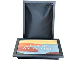 L-line by Jis - Laptray - Schoottafel - Schootkussen - Laptoptafel - Dienblad met kussen - Live in the Moment - 43x32,5 cm