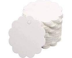 Labels wit bloem - 4x4 cm. - 100 stuks - stevig karton - met voorgestanst gaatje - prijslabels - cadeaulabels - winkels - geschulpte rand