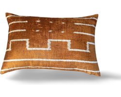 Lalay Ikat Velvet Kussen ORANGE BROWN LINES & DOTS. Luxe sierkussen met een touch of glamour. Fluweel, Zijde en Katoen. 60x40 cm