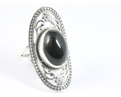 Langwerpige opengewerkte zilveren ring met onyx - maat 20