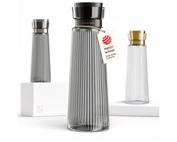 LARS NYSØM Bækvand Waterkaraf 1,5L met Roestvrijstalen Deksel & Zeef - Elegante Glazen Karaf & Schenkkan voor Sap, Thee & Limonade - Vaatwasmachinebestendig (Graphite/Carbon Black)