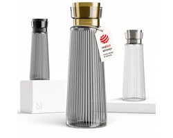LARS NYSØM Bækvand Waterkaraf 1,5L met Roestvrijstalen Deksel & Zeef - Elegante Glazen Karaf & Schenkkan voor Sap, Thee & Limonade - Vaatwasmachinebestendig (Graphite/Brushed Gold)